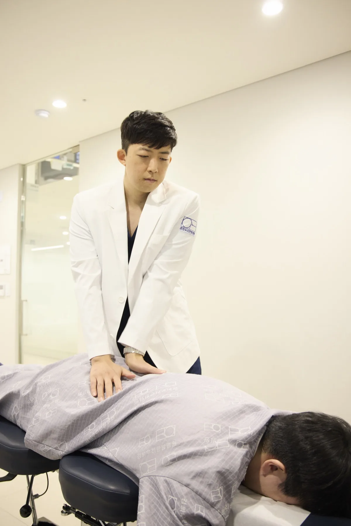 치료실에서 추나 요법을 시행하는 모습