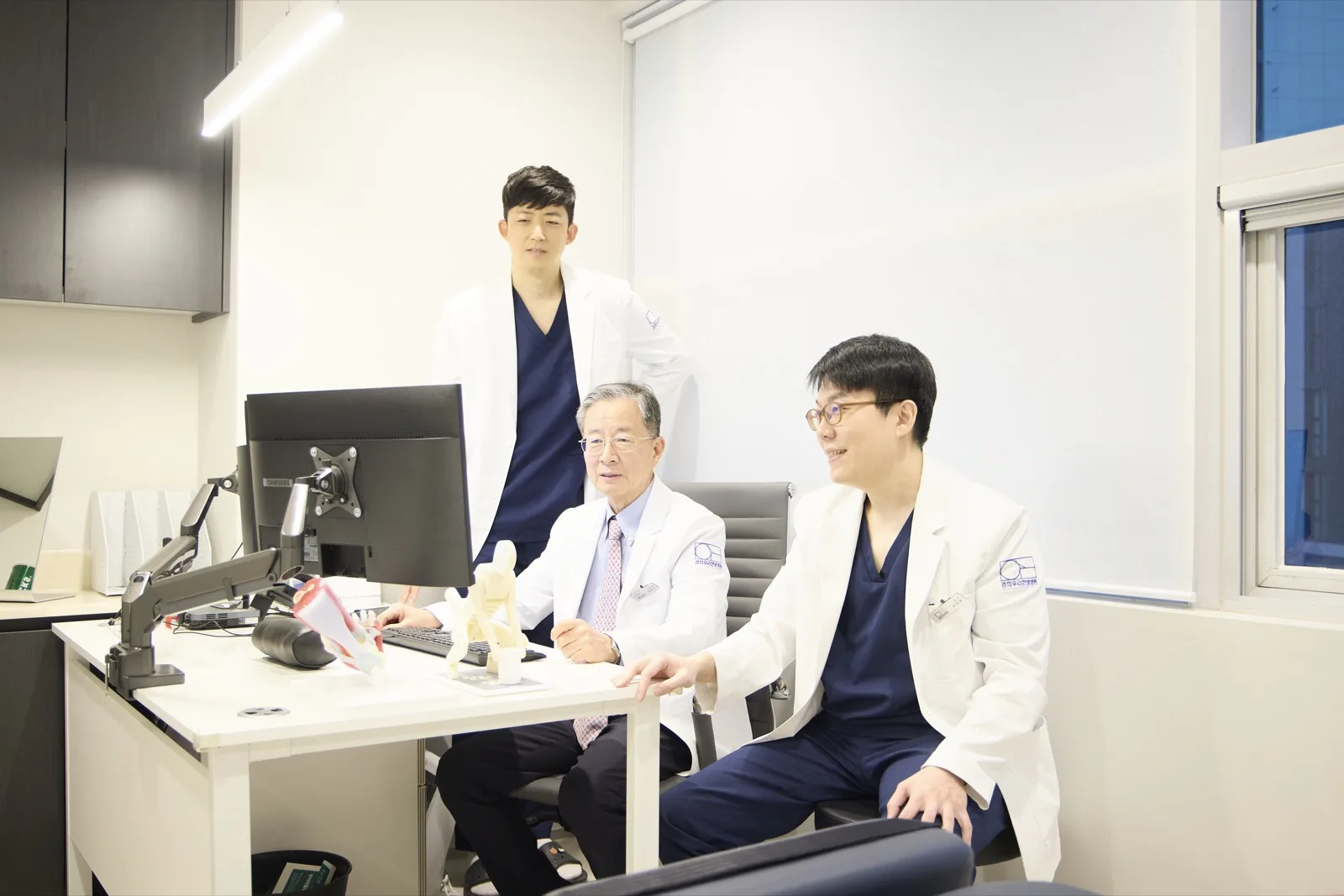 진료실에서 의료진이 함께 상태를 확인하는 모습