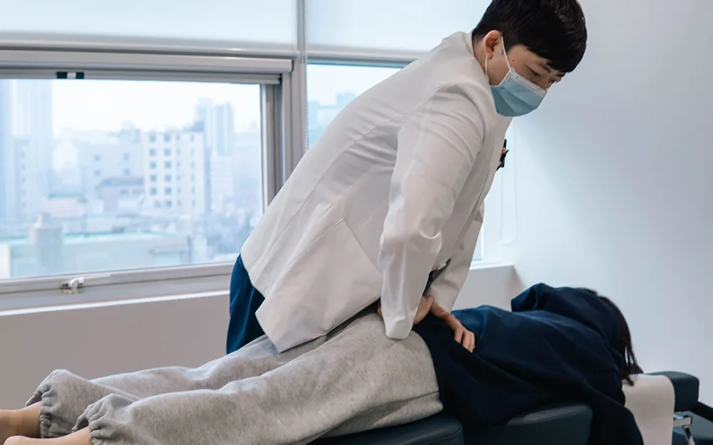 의료진이 치료실에서 추나 요법을 시행하는 모습